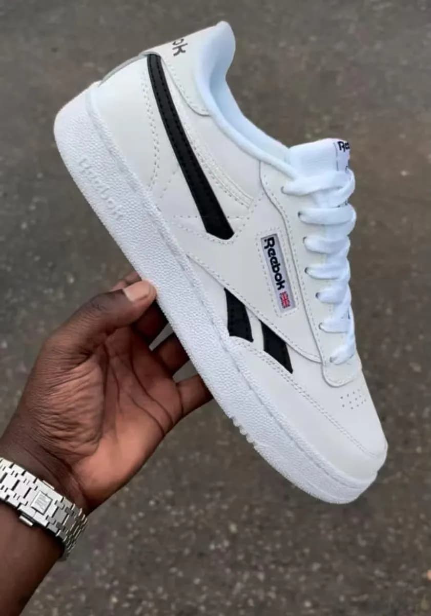 Sneaker in Black - side view