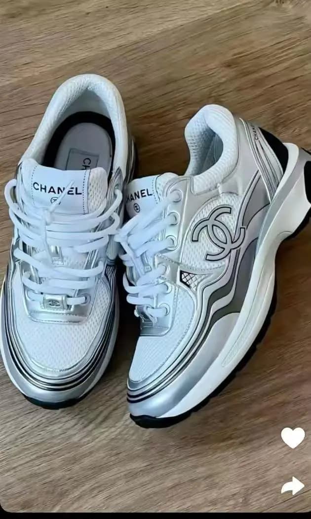 Sneaker in Silver - side view