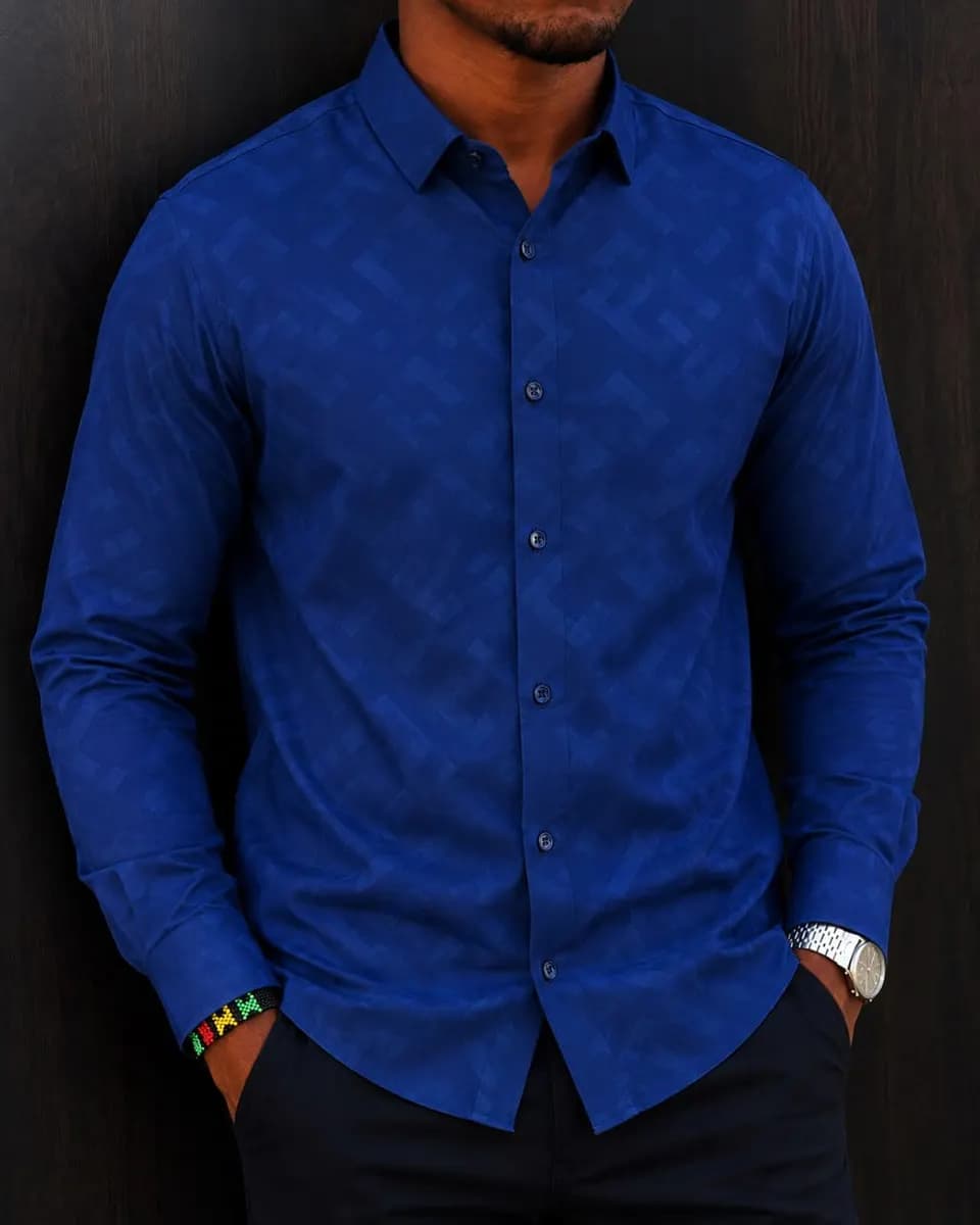 Long-Sleeve Shirt in Patterned Blue - side view