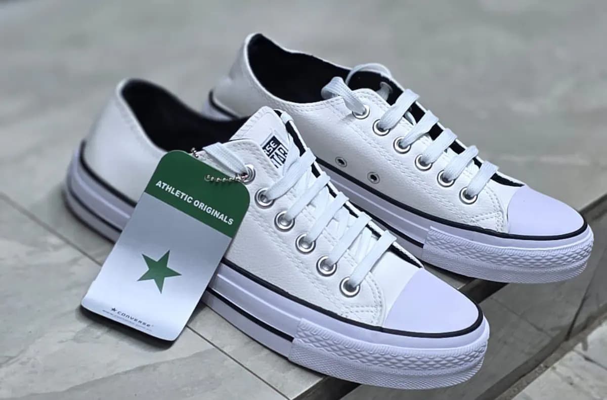 Sneaker in White - side view