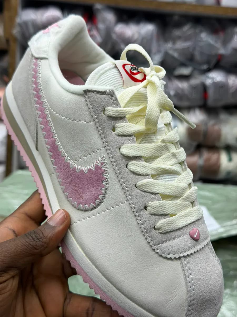Nike Sneaker in Off-White