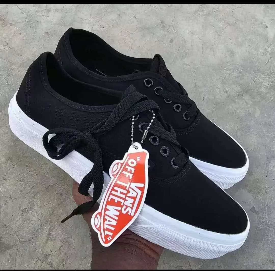 Vans Sneaker in Black - side view