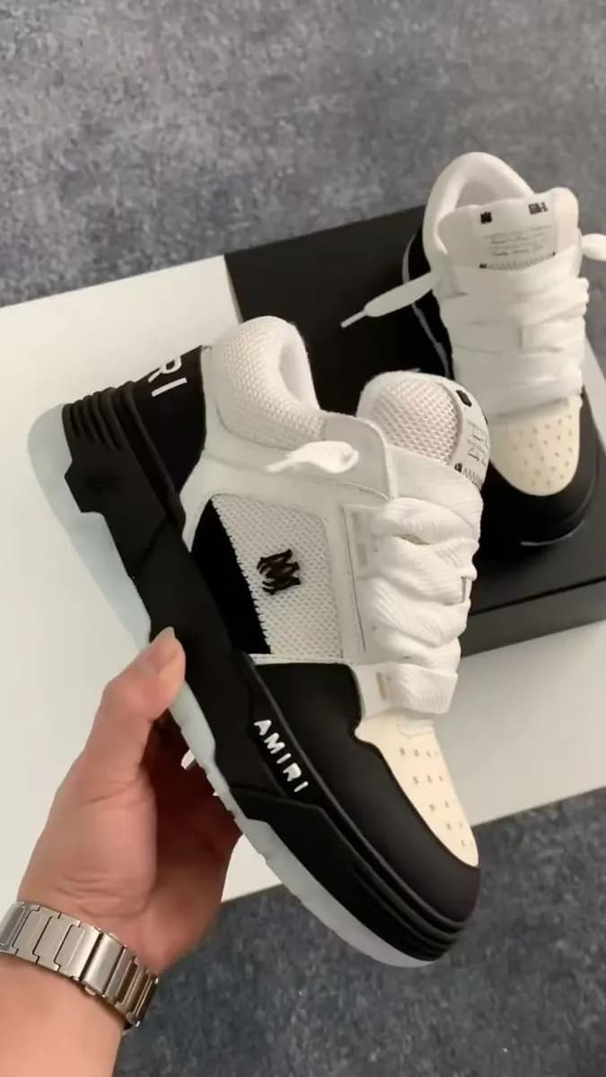 Sneaker in Black & White