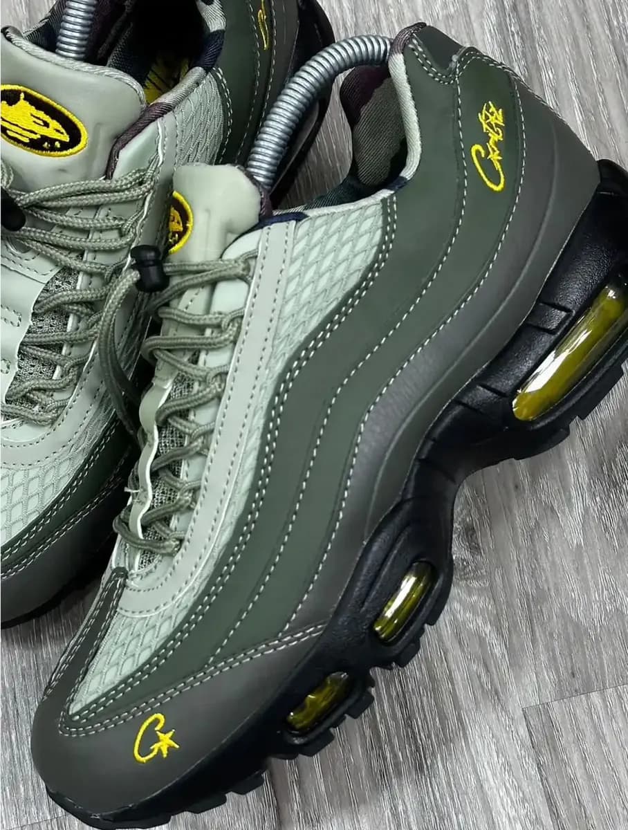 Nike Air Max 95 in Green - side view