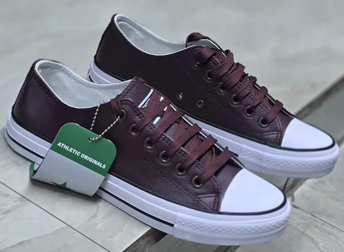 Converse Low Top Burgundy Sneaker